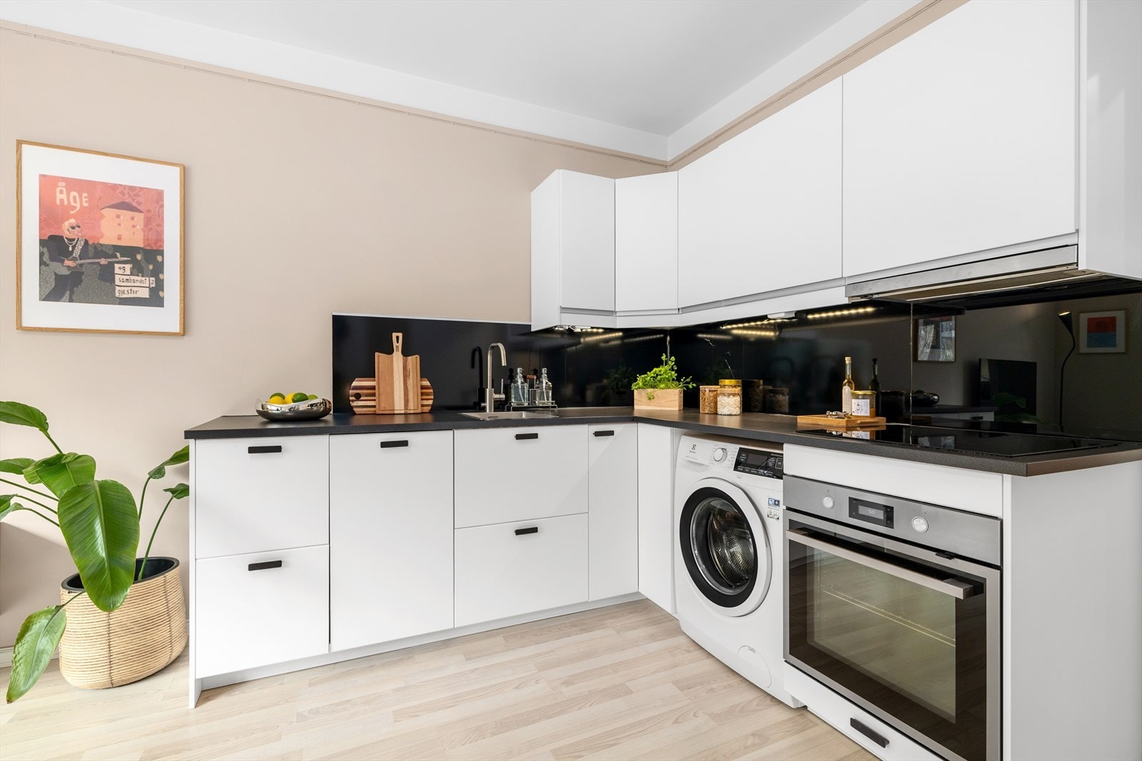 Praktisk med opplegg for vaskemaskin i kjøkkenbenken. Galleribilde