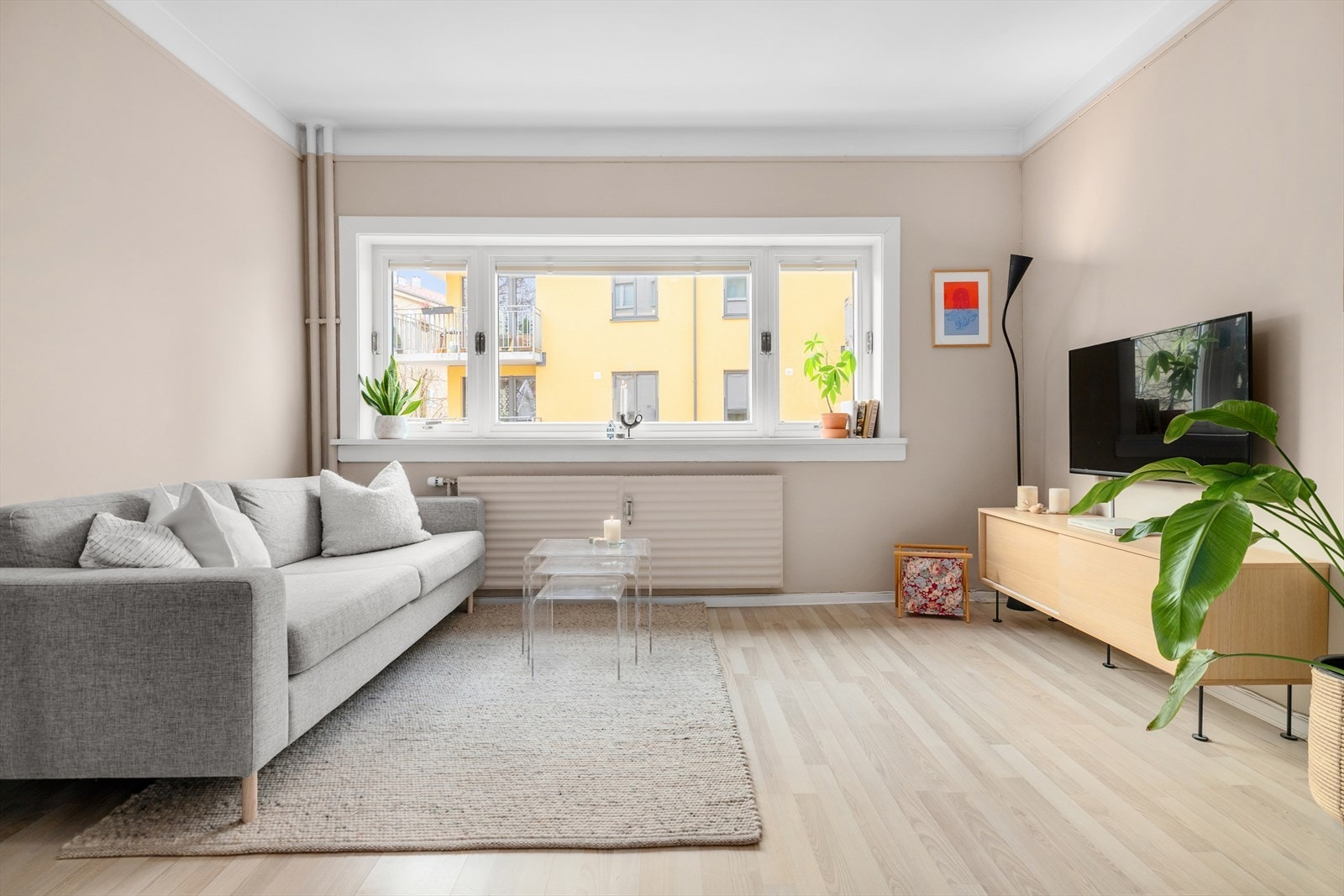 Den generøse takhøyden på 2,58 meter og store vindusflater gir en luftig atmosfære. Galleribilde