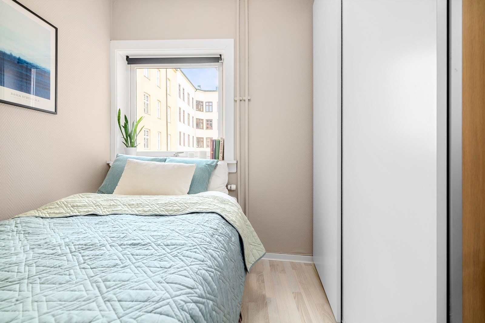 Rommet har plass til seng og garderobeskap, og overflatene ble malt i 2023. Galleribilde