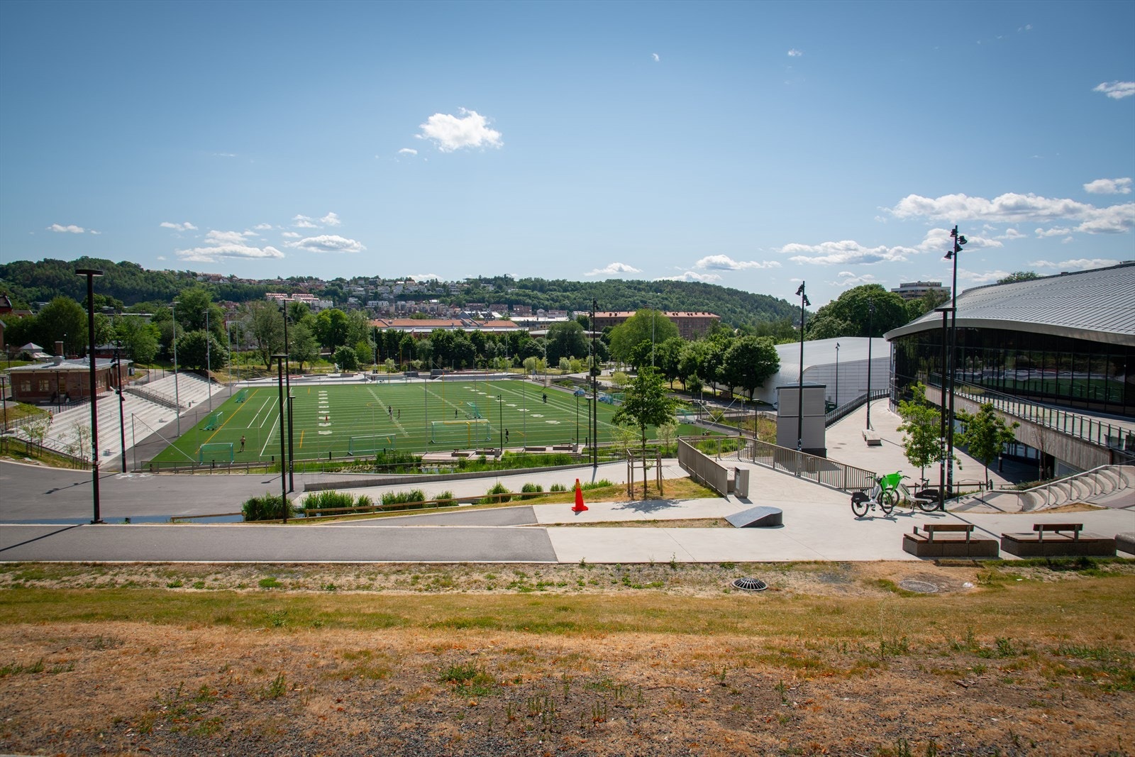 Jordal amfi rett ved bygget Galleribilde