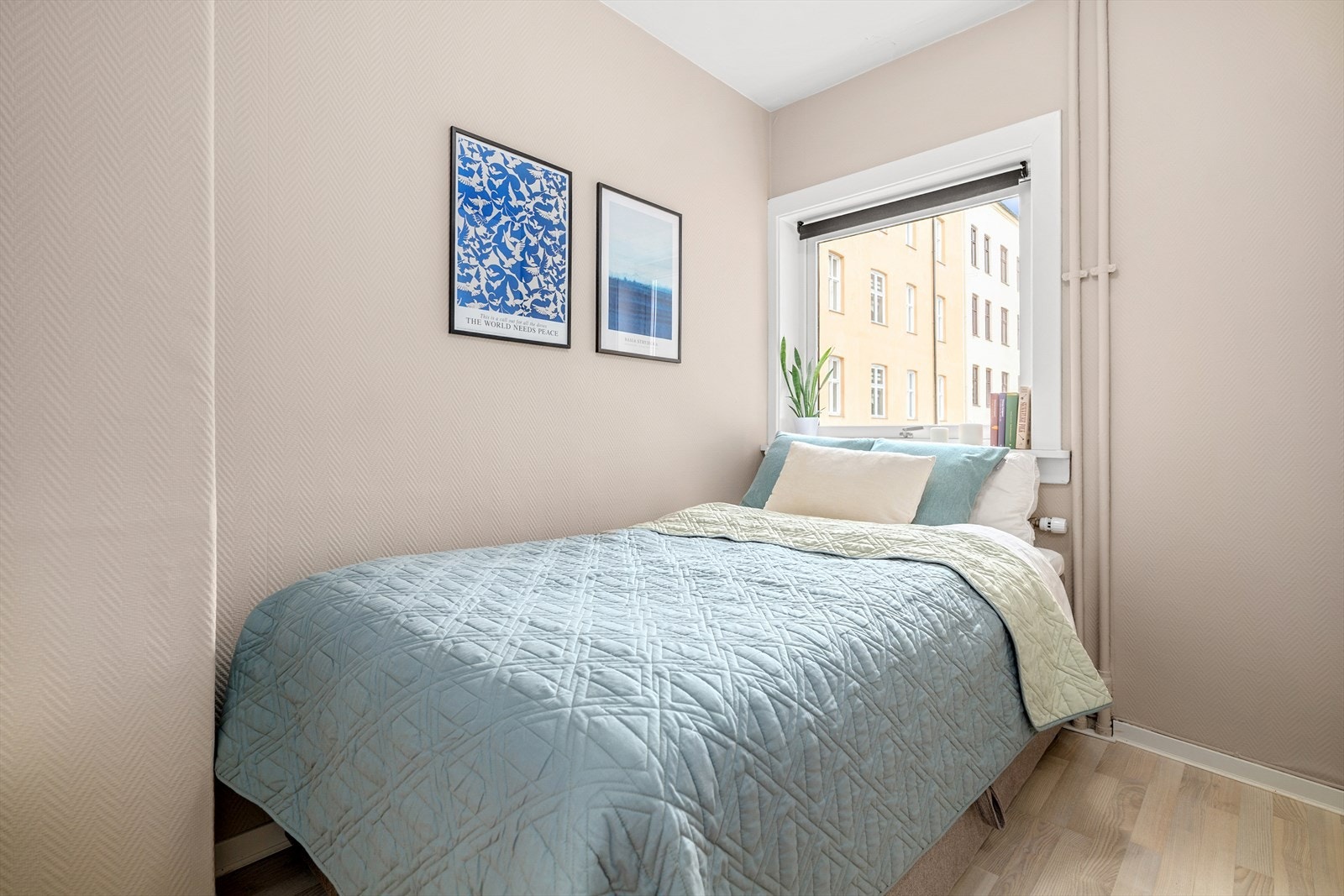 Soverommet er etablert der kjøkkenet opprinnelig var, en smart løsning for å skape et separat rom. Galleribilde