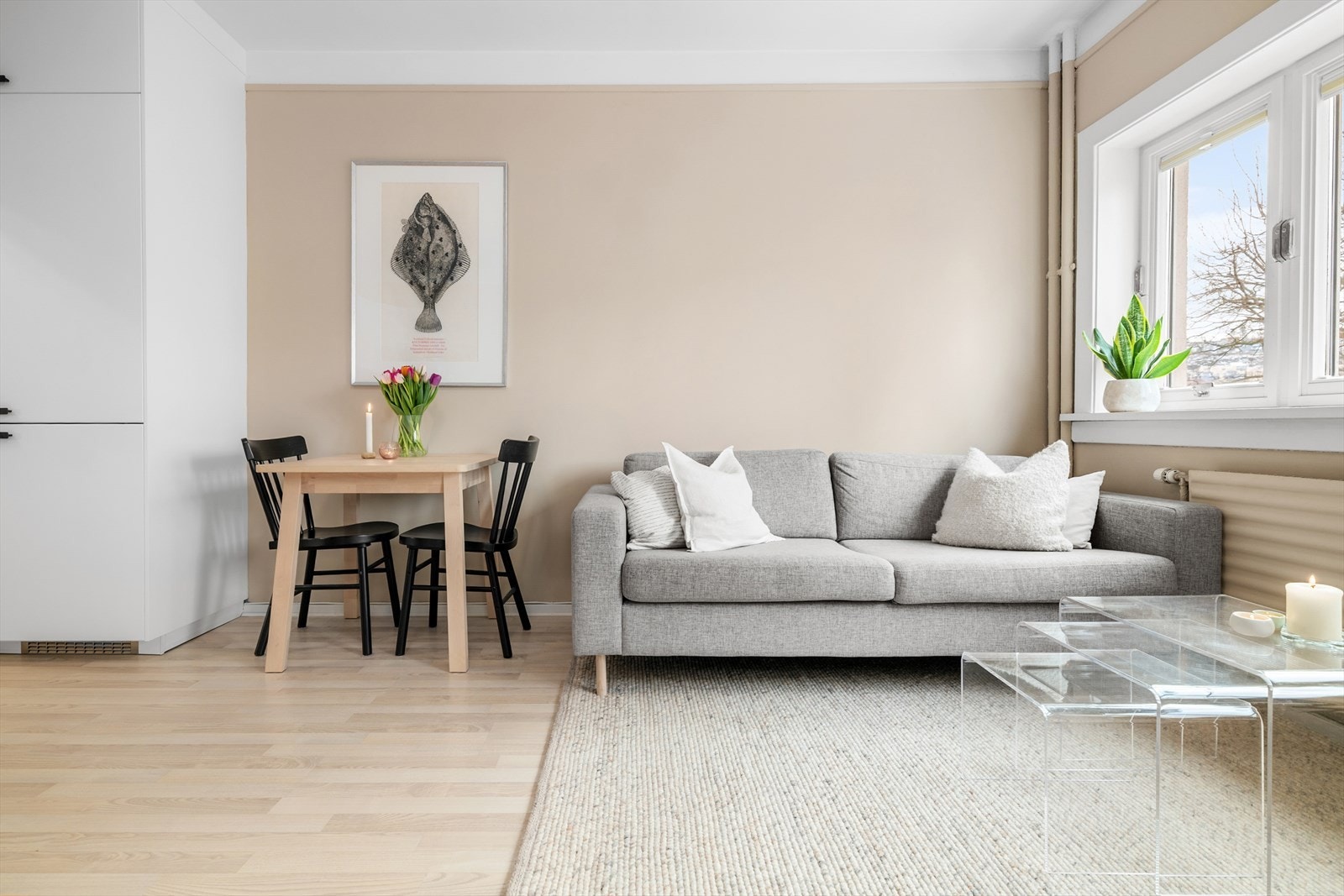 Den åpne løsningen gir fleksibilitet for møblering av både sittegruppe og spiseplass. Galleribilde