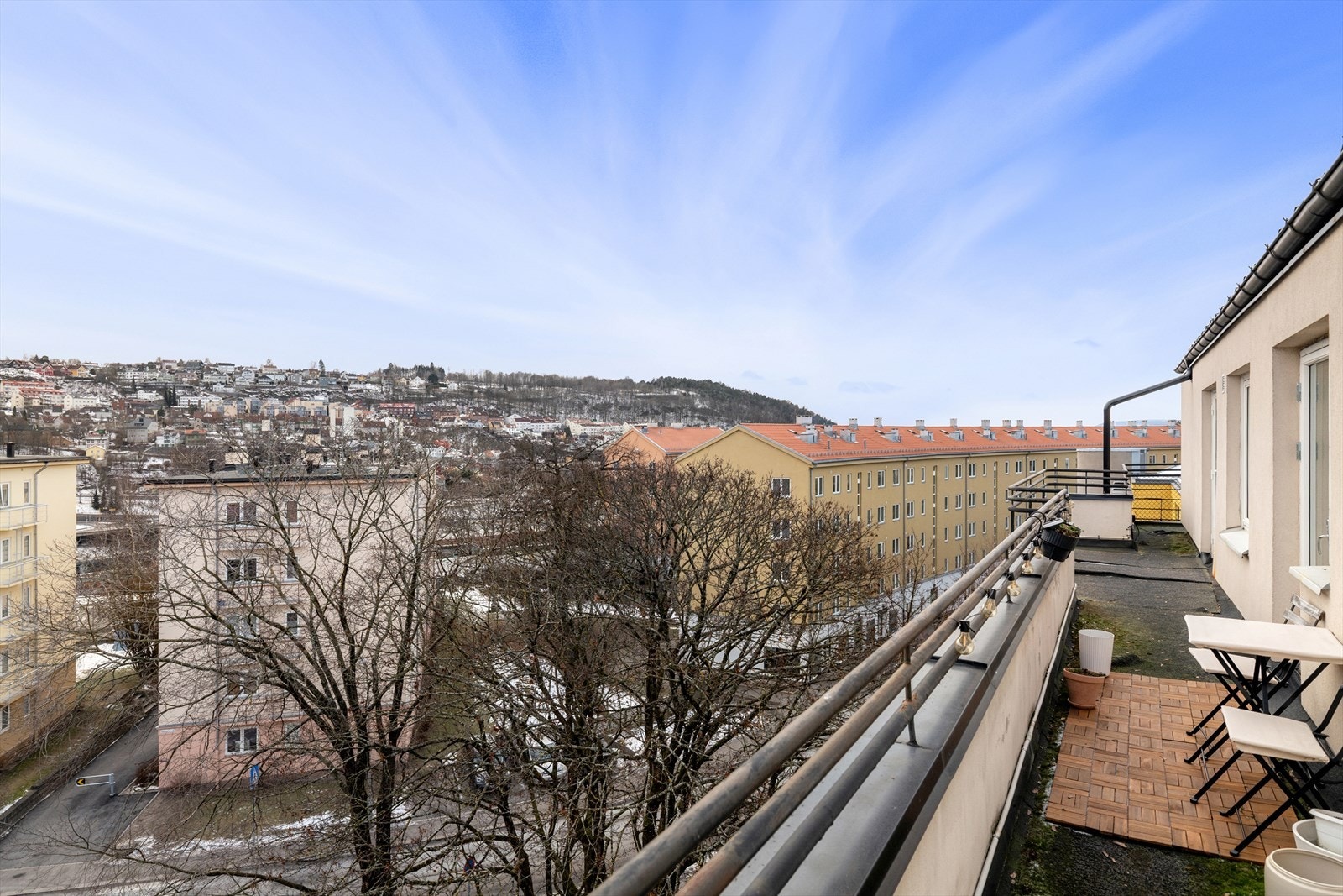 Dette er en felles takterrasse som er fin å benytte seg sommerstid. Det samme gjelder bakgården. Galleribilde