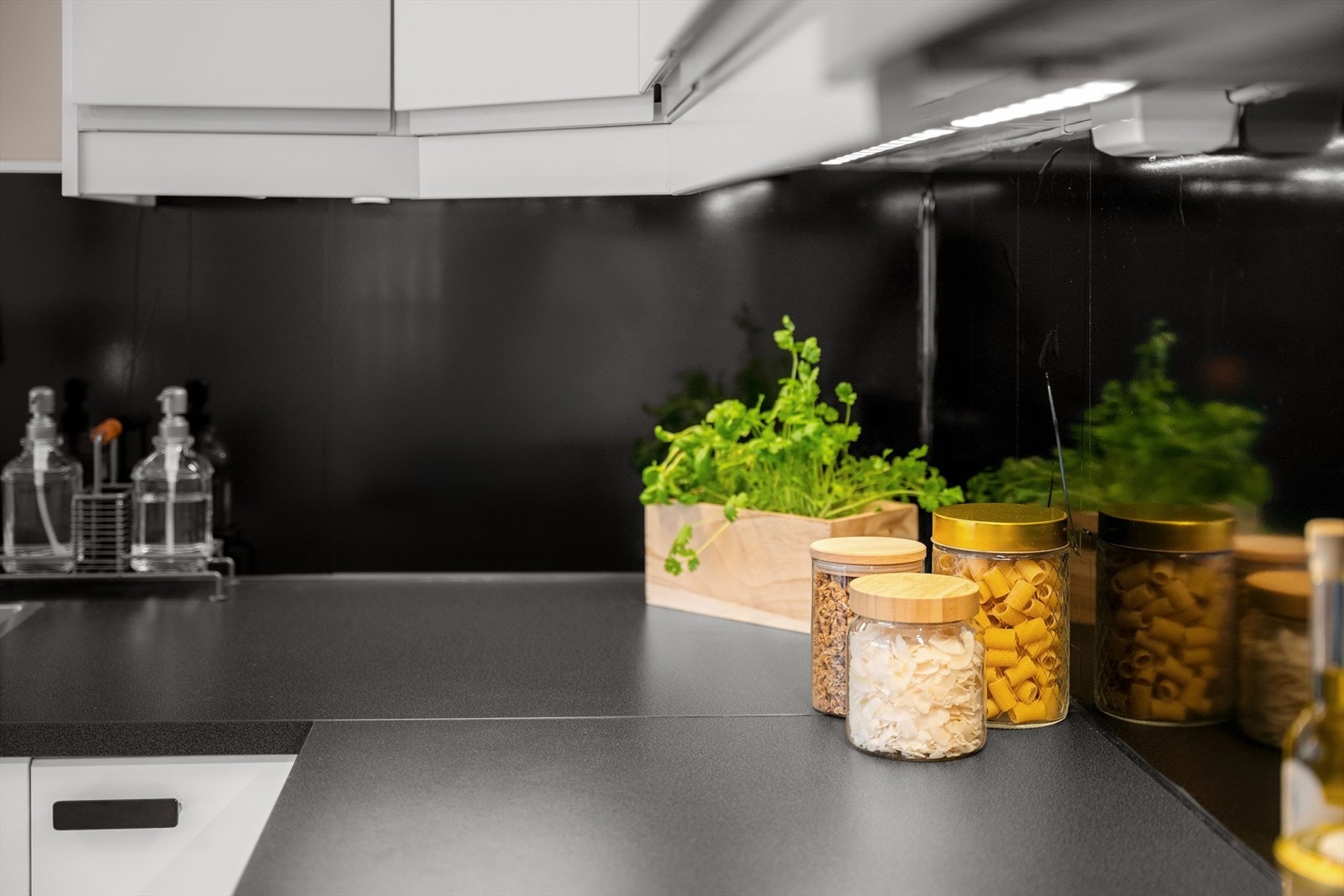 Gode arbeidsflater på kjøkkenet gir rom for matlaging. Galleribilde