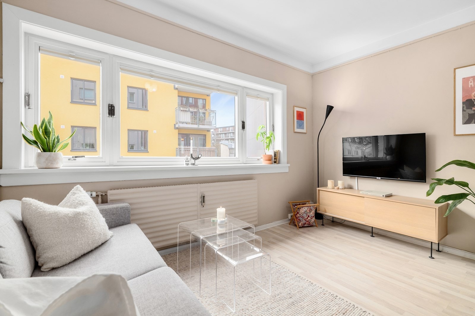 Vinduene har isolerglass fra 1986 og er utstyrt med tilpassede plisségardiner fra 2024. Galleribilde