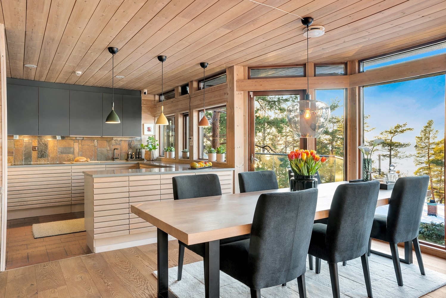 Spisestuen ligger i direkte tilknytning til kjøkkenet, perfekt for både hverdagsliv og sosiale sammenkomster. Galleribilde