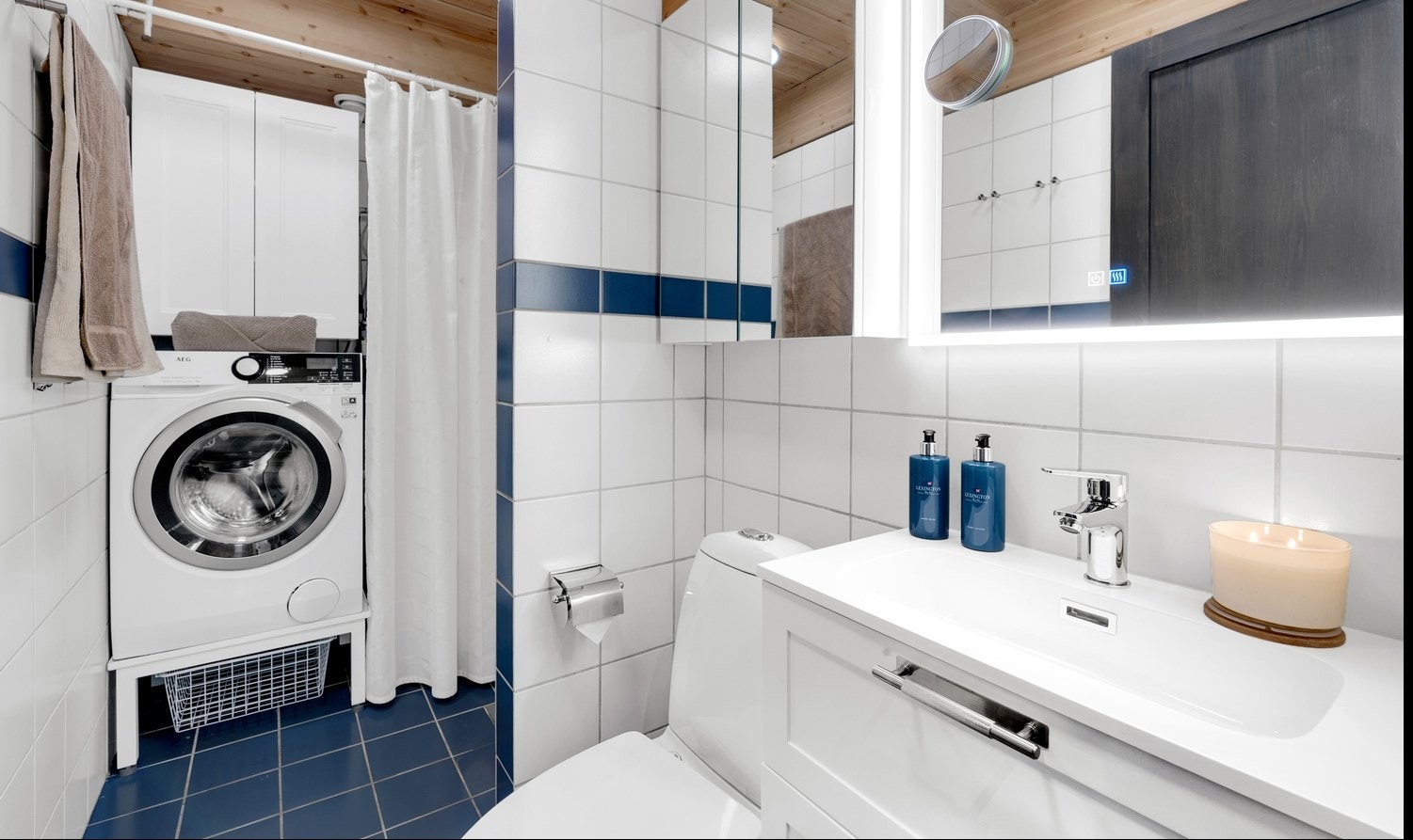 Praktisk bad med ny servantinnredning, god belysning og integrert vaskesone. Galleribilde