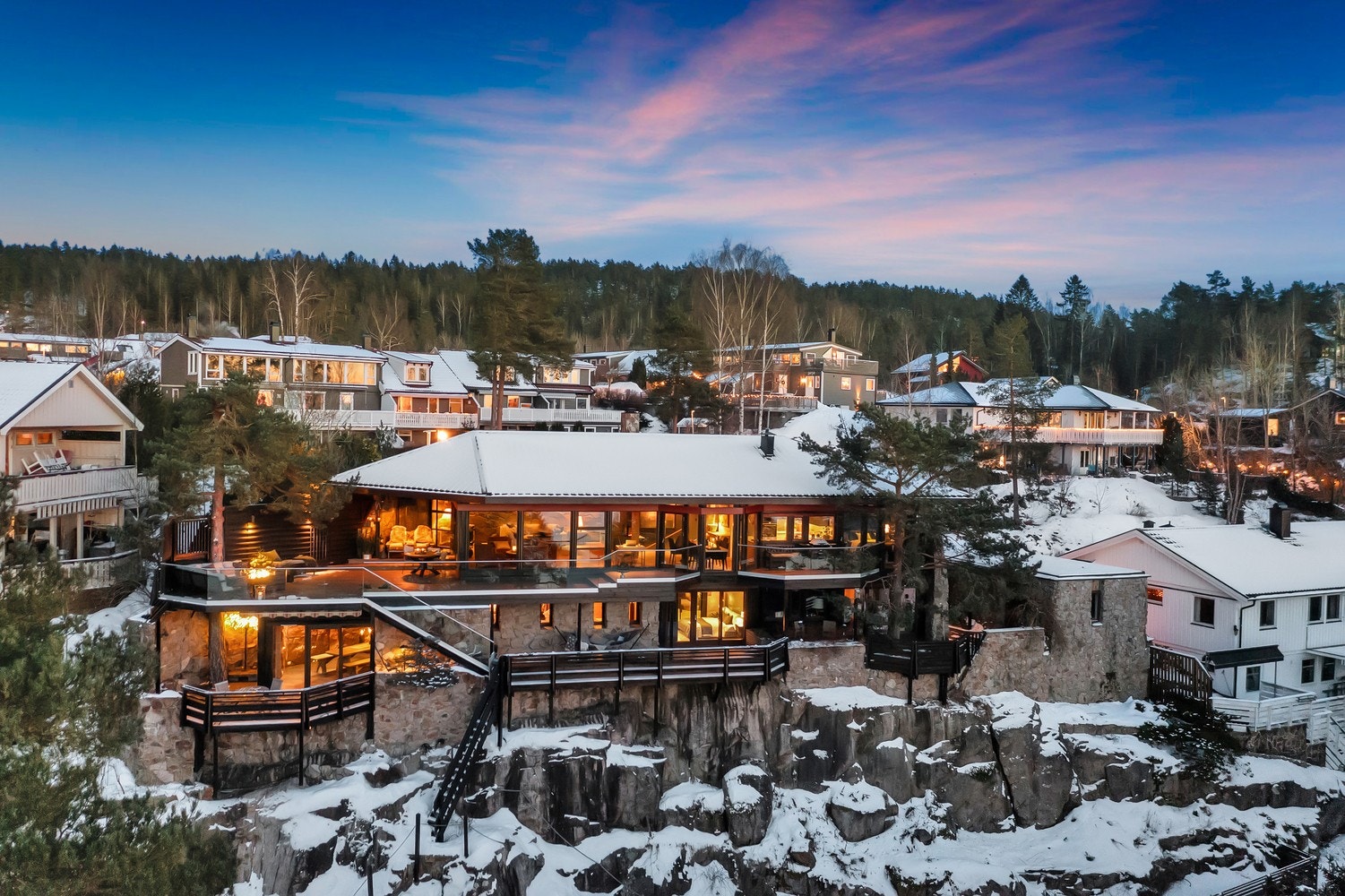 Boligen er hovedsakelig kledd i naturstein, som krever lite vedlikehold. Galleribilde