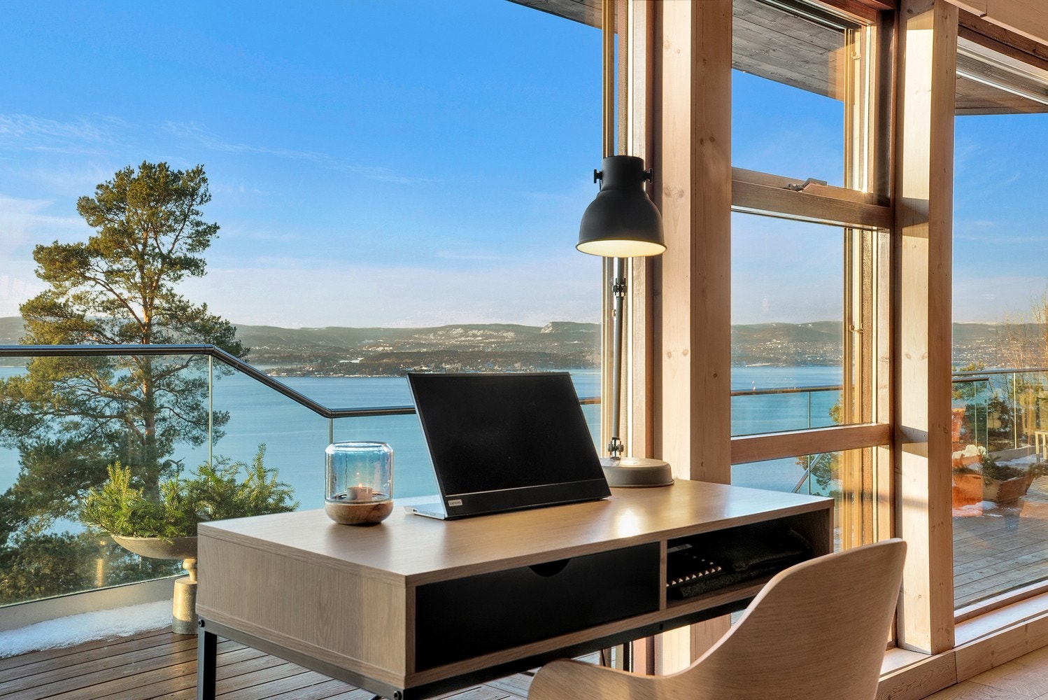 Lys og behagelig arbeidsplass med inspirerende utsikt over fjorden, perfekt for hjemmekontor. Galleribilde