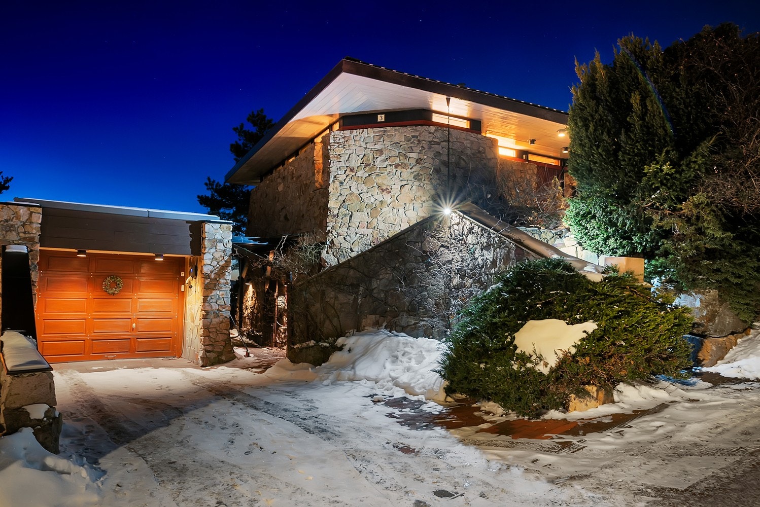 Til boligen følger det to garasjer, hvorav den ene egner seg bedre for oppbevaring. Det er likevel godt med parkeringsplasser, til sammen plass til 6 biler på eiendommen. Galleribilde