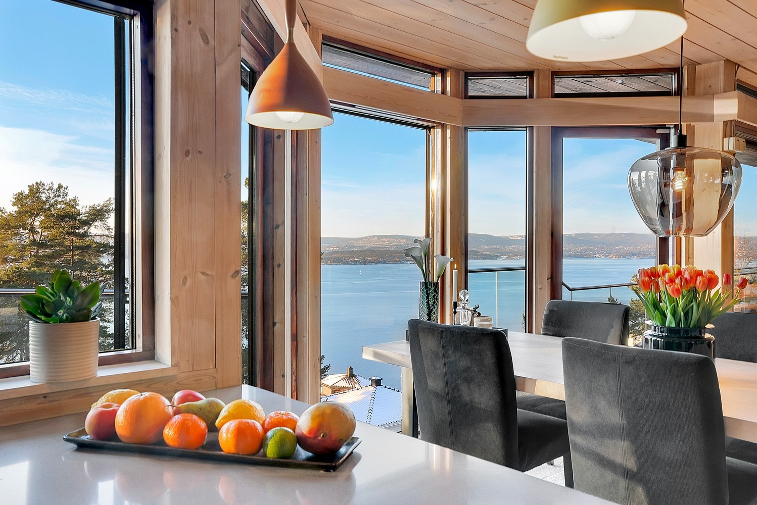 Spisestuen har direkte utgang til en praktisk balkong med ideell plassering og god plass til grill. Galleribilde