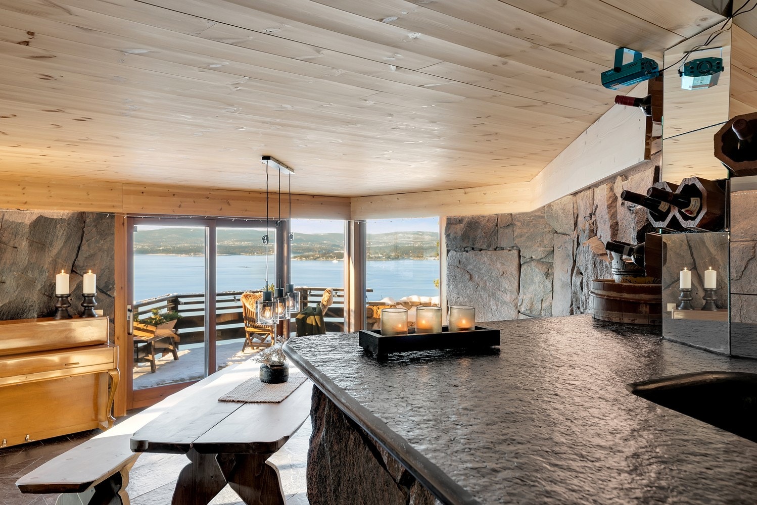 Kjellerstuen er innredet som en egen, stemningsfull bar. Et sosialt rom som skiller seg tydelig fra resten av boligen. Galleribilde