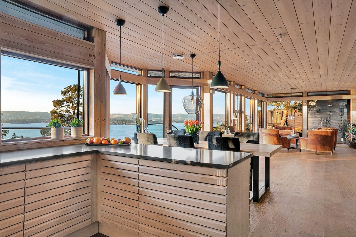 Fargevalg og materialer harmonerer svært godt og skaper en gjennomført, varm og stilren atmosfære i rommet. Galleribilde