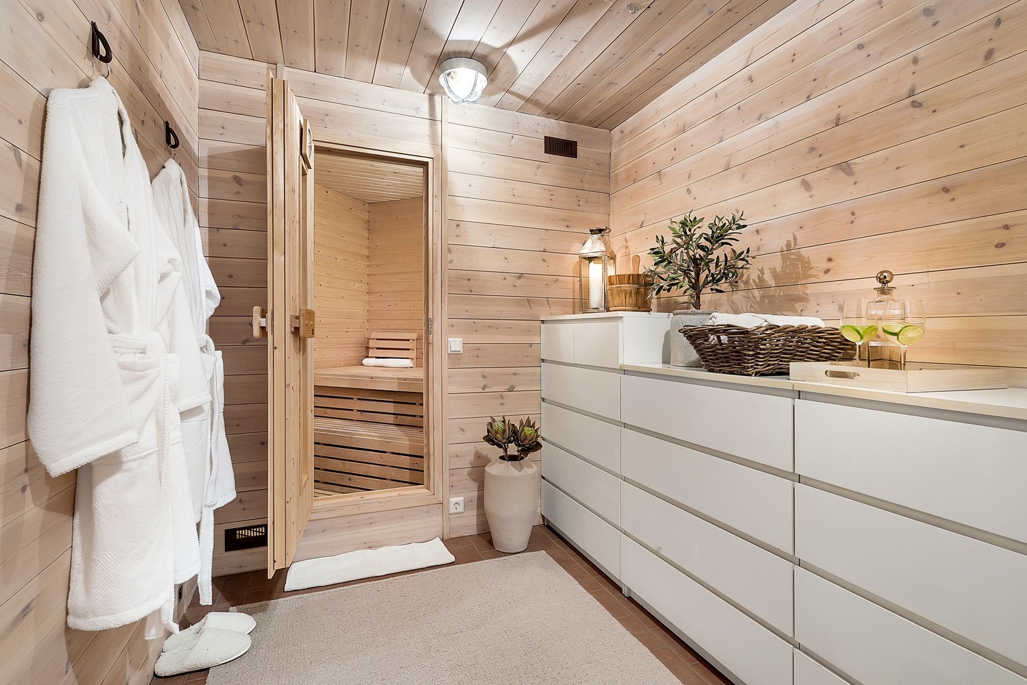 Innredet spa-avdeling med egen badstue. Et avslappende tilskudd til boligen, plassert i et praktisk bodrom. Galleribilde