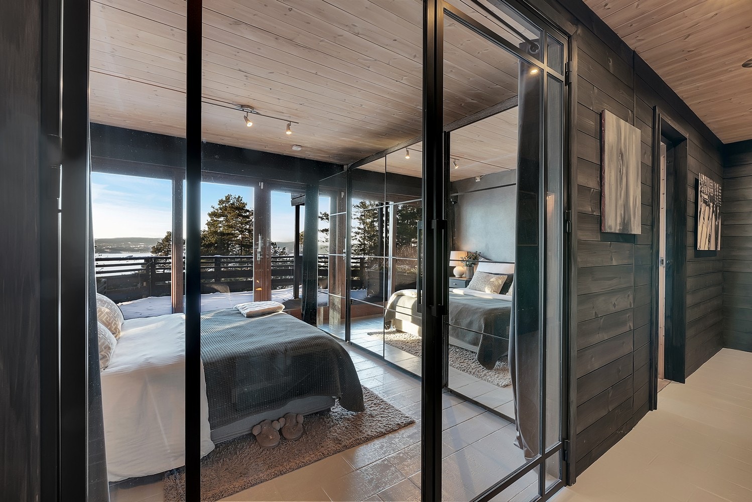 Soverom med glassdører fra Dominius. Innredet med gardiner for privatliv. Galleribilde