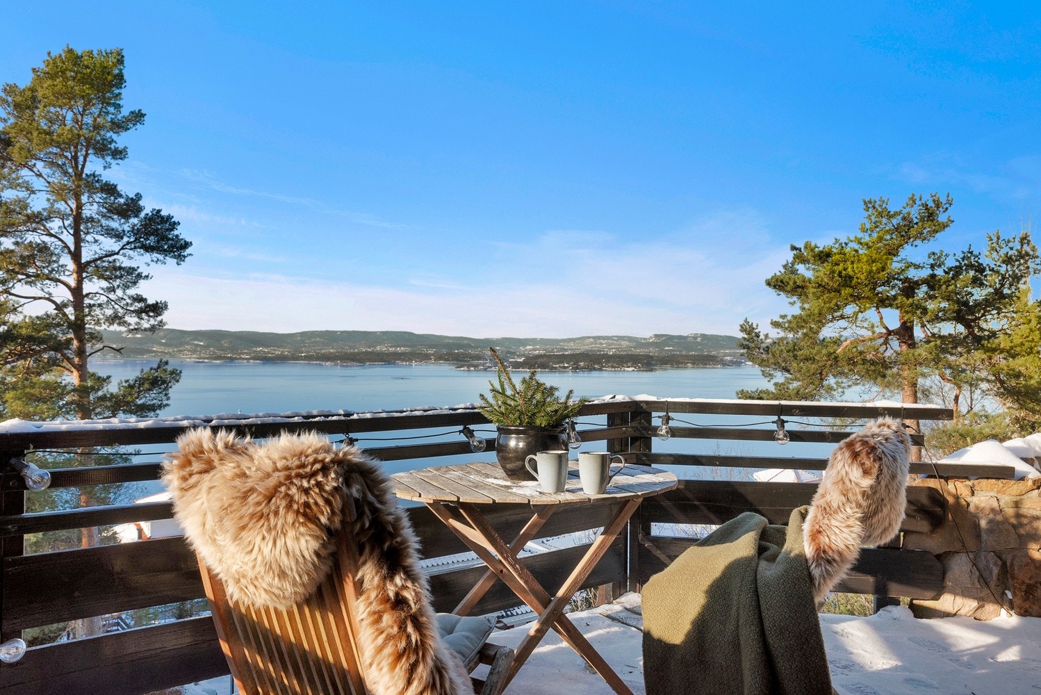 Uteplassen utenfor kjellerstuen gir en egen, skjermet sone. Perfekt forlengelse av bar- og loungestemningen inne. Galleribilde