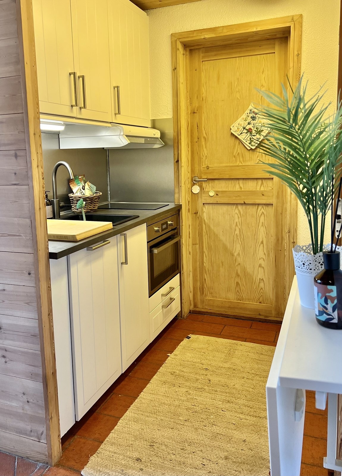 Nytt kjøkken fra 2022 med integrerte hvitevarer som oppvaskmaskin, stekeovn og koketopp. Galleribilde