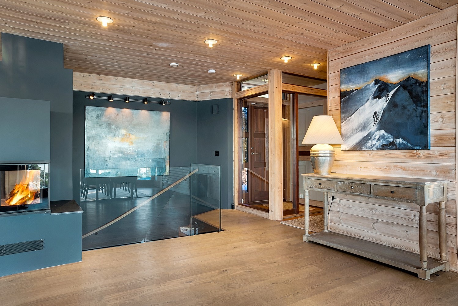 Glassveggene i entreen sørger for at det første som møter deg når du åpner inngangsdøren er den flotte utsikten. En imponerende velkomst hver eneste dag! Galleribilde