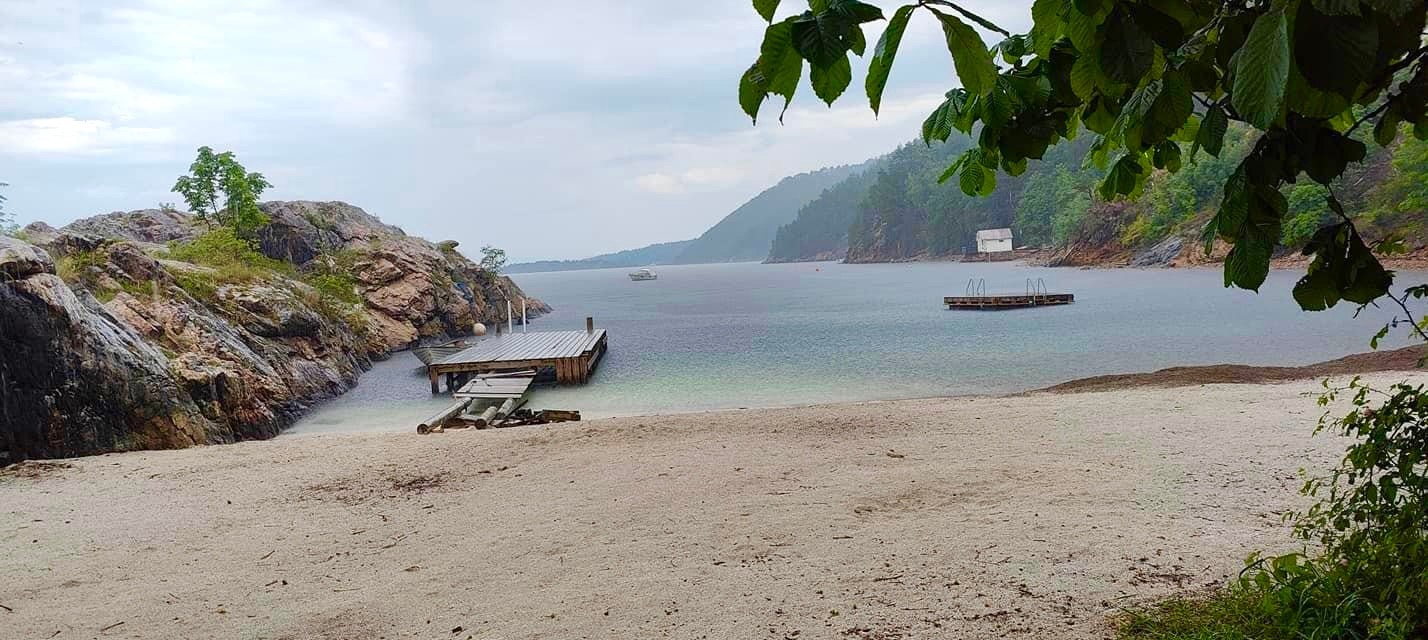 Alværnstranda er nærmeste badeplass bare en kort spasertur fra boligen. Galleribilde