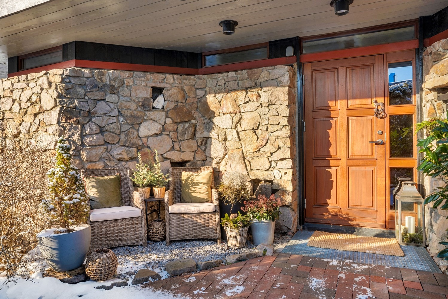 Innbydende inngangsparti som bader i deilig morgensol. Galleribilde