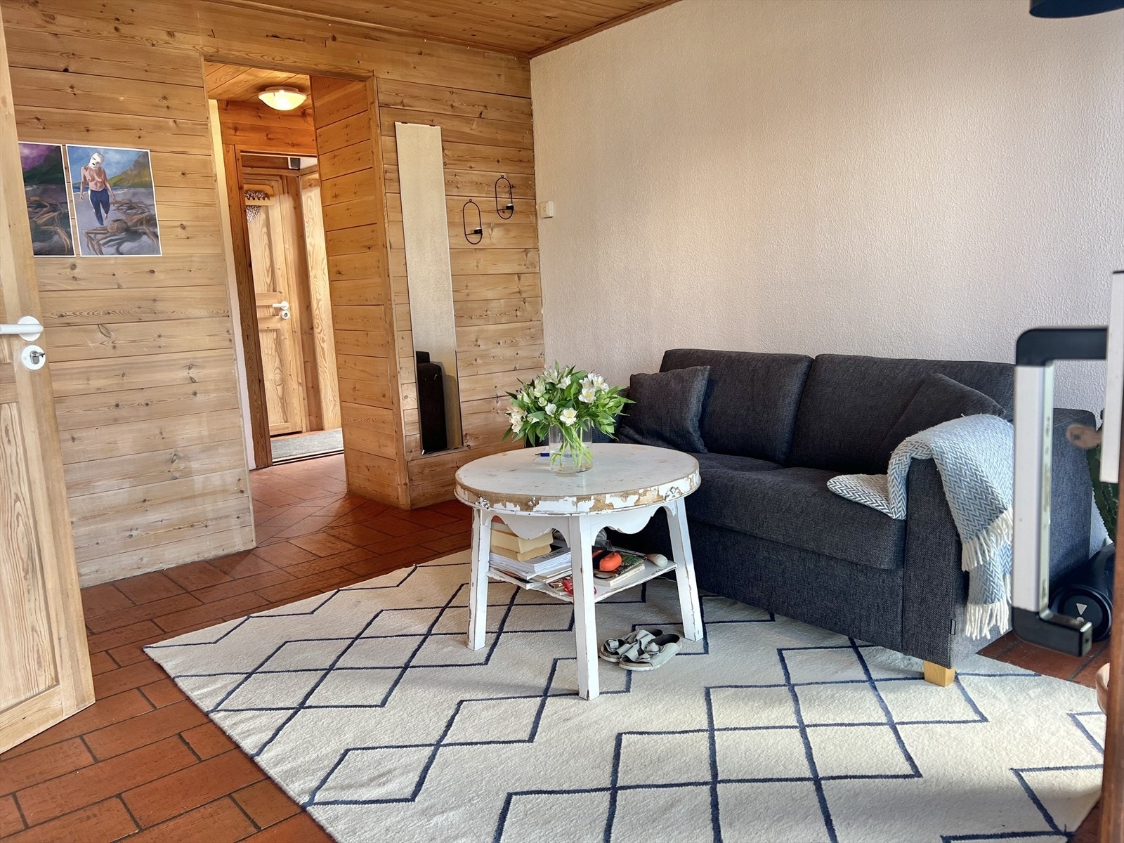 Stuen har god plass til sofagruppe og mediamøbler. Galleribilde