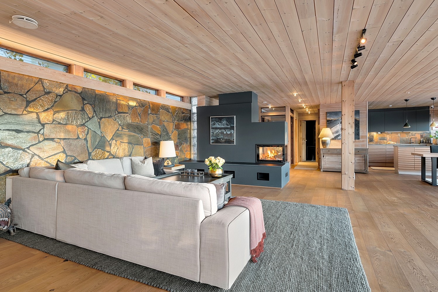 Gjennomgående peis og eksklusive naturmaterialer, et perfekt samlingspunkt for hele familien. Galleribilde