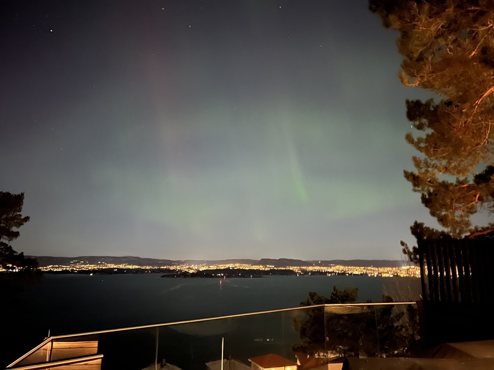 Nordlys fra terrassen. Galleribilde