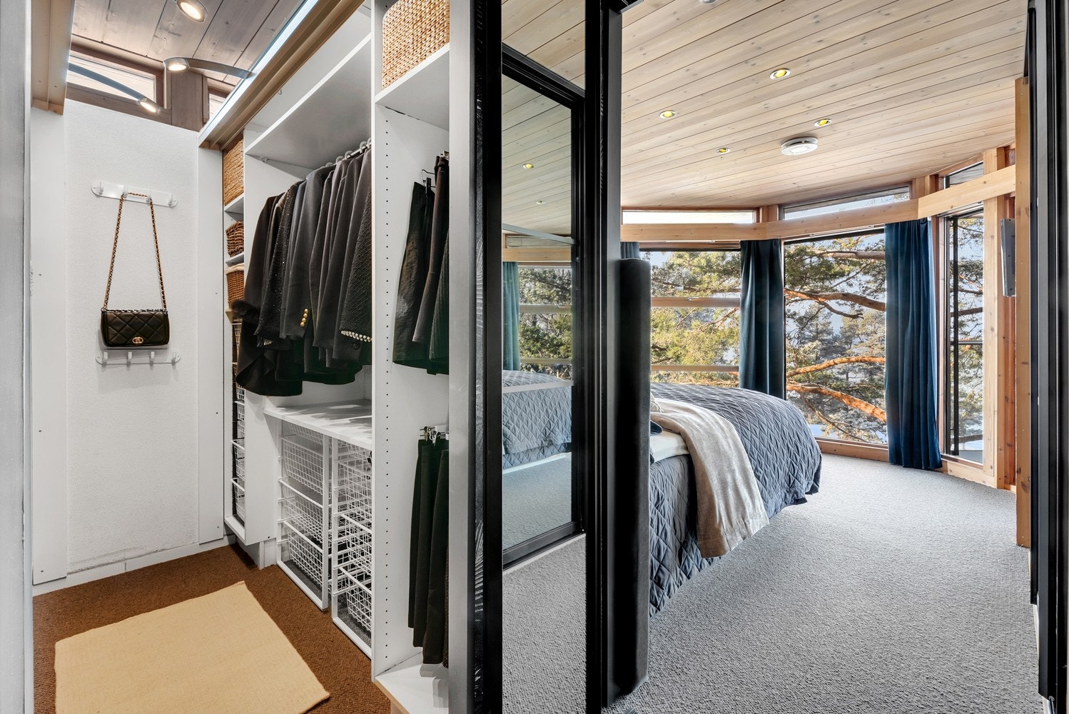 Direkte tilgang til både garderoben og eget bad skaper hotellfølelse hjemme. Galleribilde