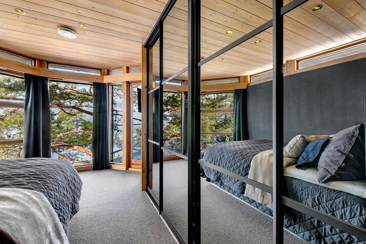 I tillegg til walk-in garderoben er det en romslig skyvedørsgarderobe med god plass. Galleribilde