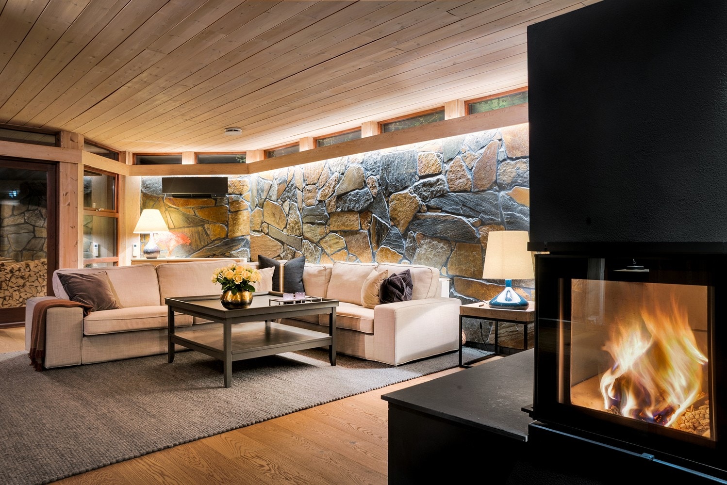 Behagelig atmosfære i stuen når kvelden senker seg, et naturlig samlingspunkt i hjemmet. Galleribilde