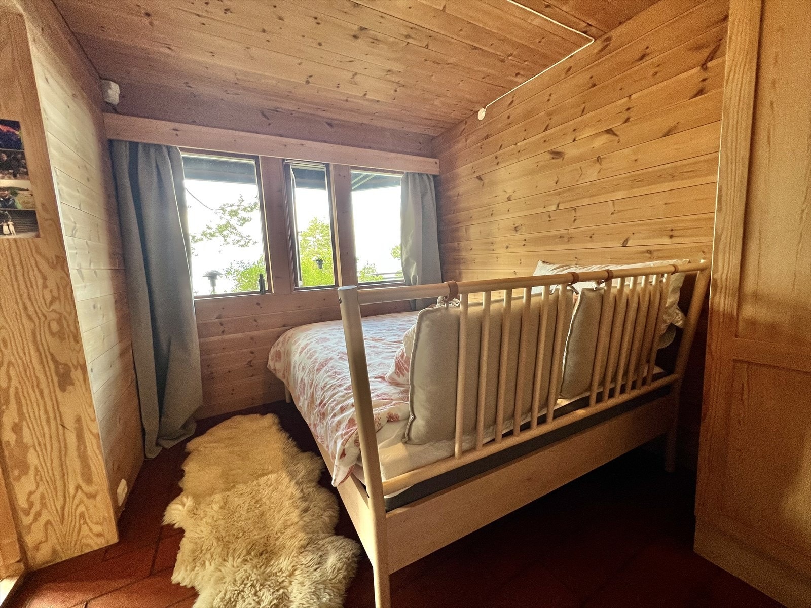 Soverommet har god plass til dobbeltseng. Galleribilde