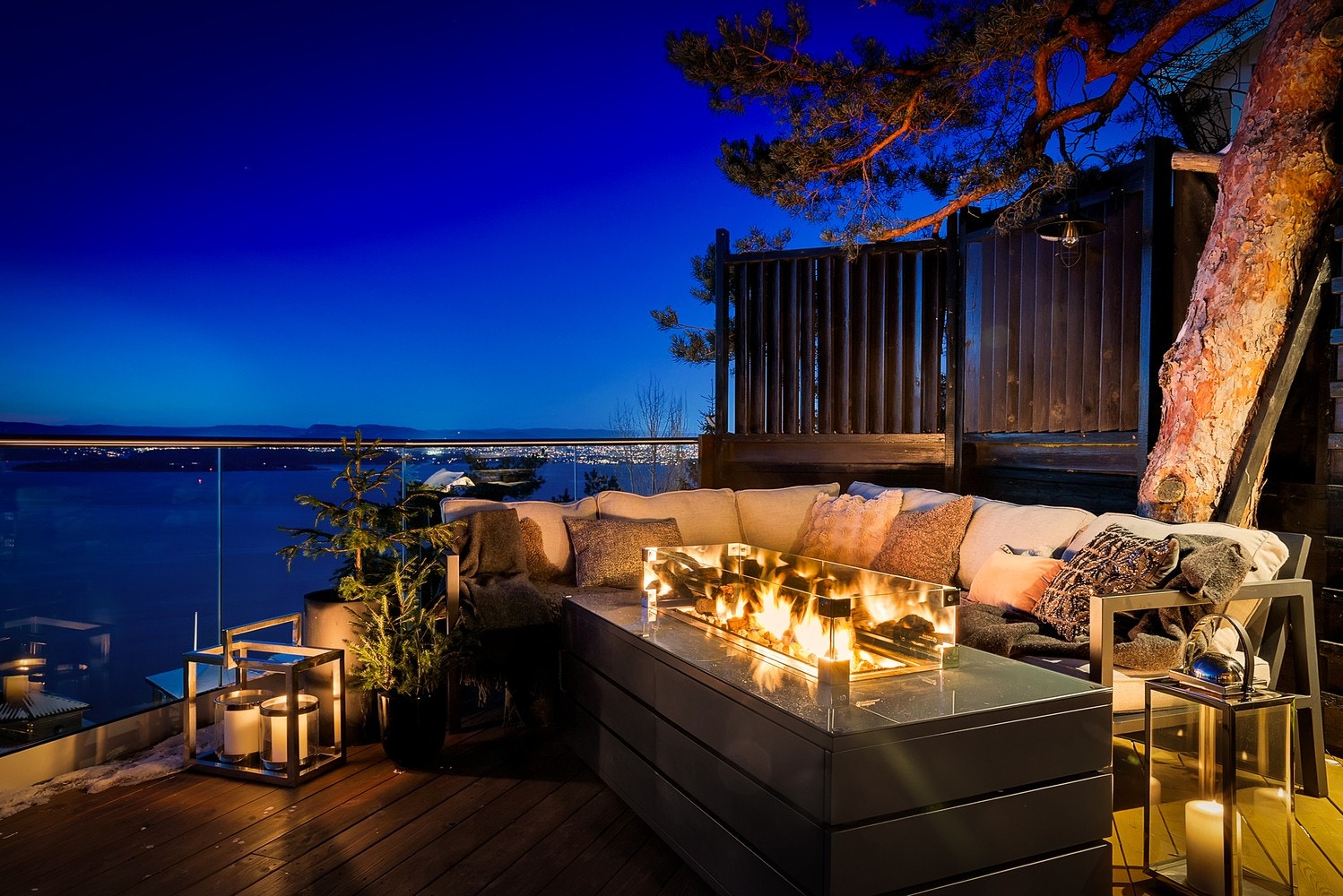 Stemningsfull uteplass i kveldslys - skjermet, privat og perfekt for lange sommerkvelder. Galleribilde