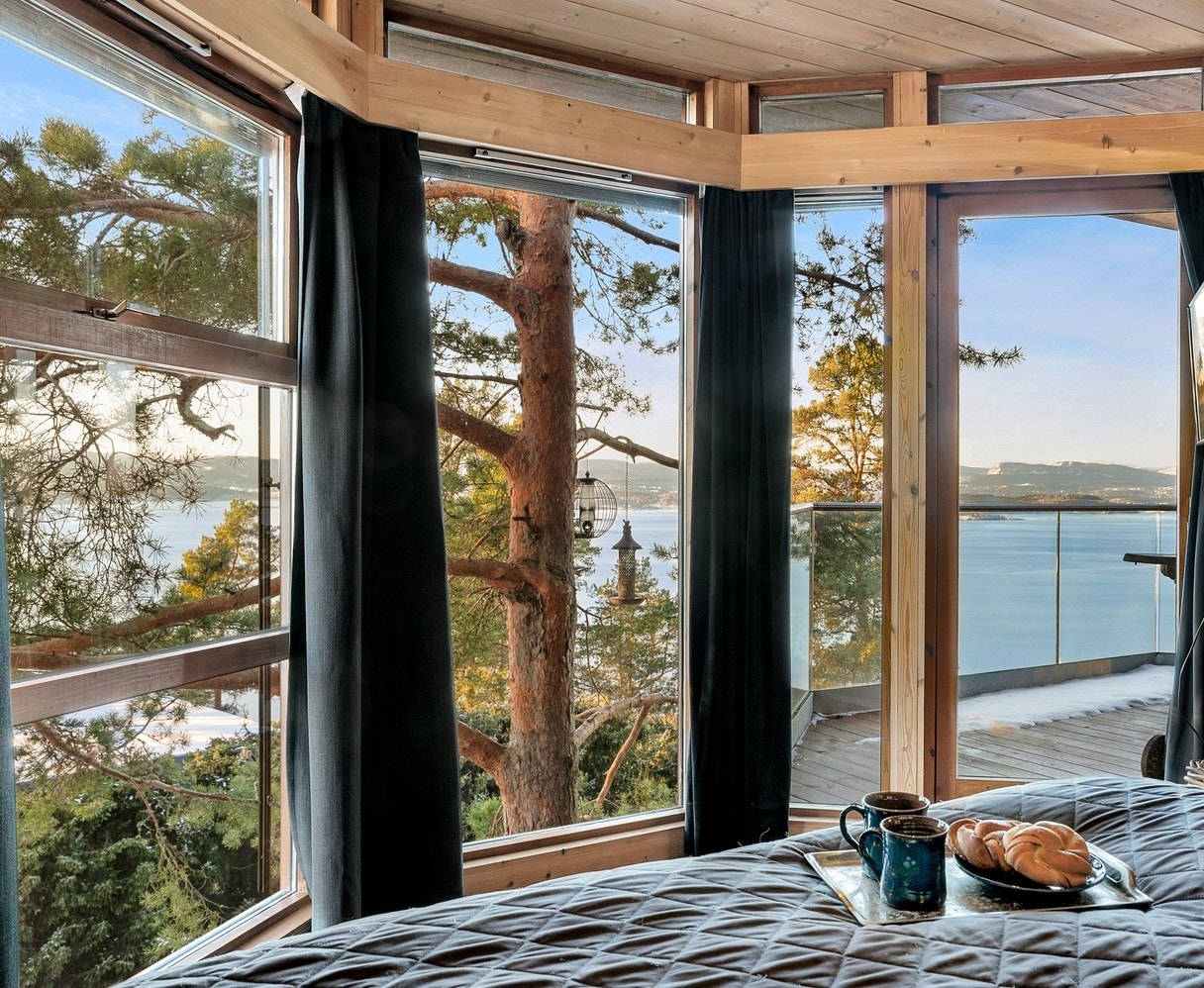Soverommet ligger vendt mot et furutre, noe som gir en helt unik romopplevelse. Når du våkner er det som å befinne seg i en moderne tretopphytte. Galleribilde