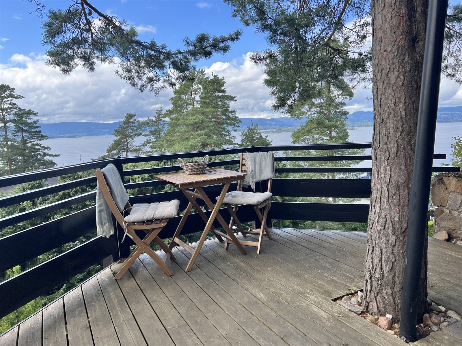 Hybelen har egen uteplass. Hybelen leies i dag ut for kr. 11.500,-. Galleribilde