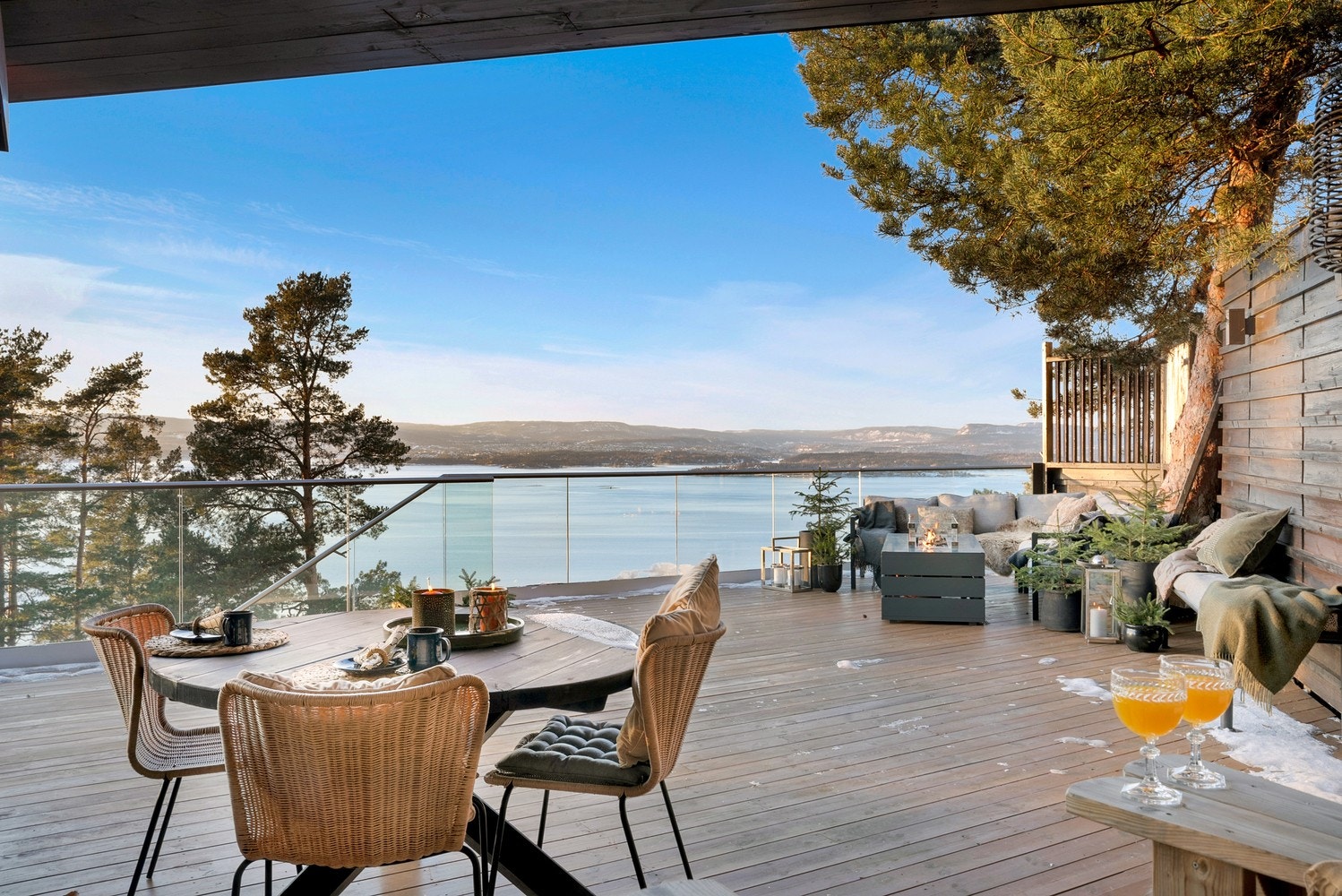 Fra stuen er det utgang til en stor terrasse som er fullstendig skjermet for innsyn og samtidig byr på en av Alværns aller beste utsikter. Det beste fra to verdener! Et ideelt sted å nyte lange, varme sommerdager i private og rolige omgivelser. Galleribilde