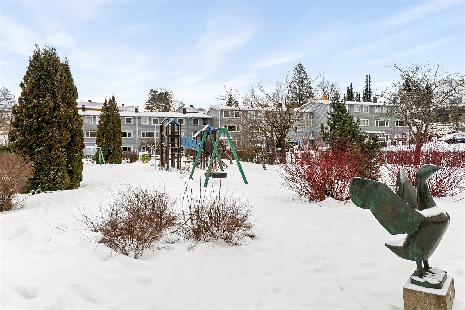 Fellesarealene er pent opparbeidet med lekeplass for de minste. Galleribilde