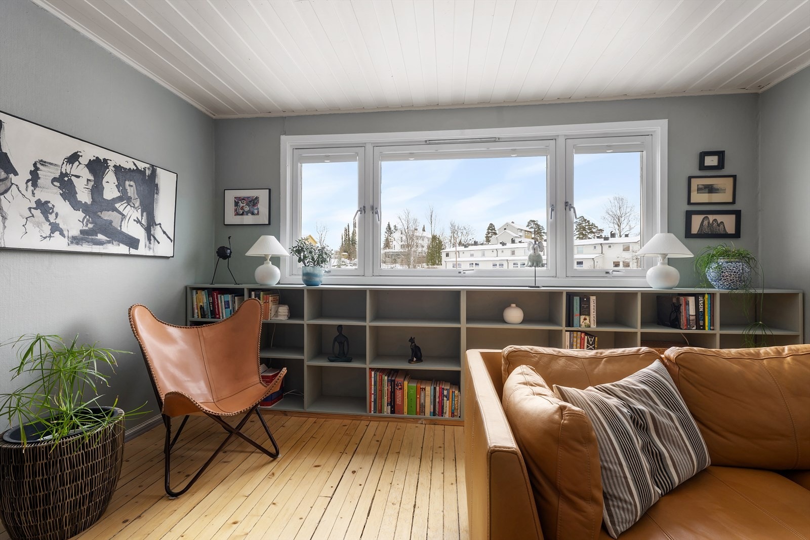 Stuen har gode vindusflater som slipper inn rikelig med naturlig lys. Galleribilde