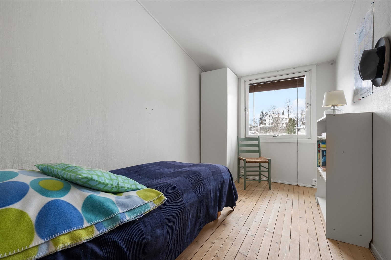 Også det tredje soverommet har en god størrelse og gjennomgående furugulv. Galleribilde