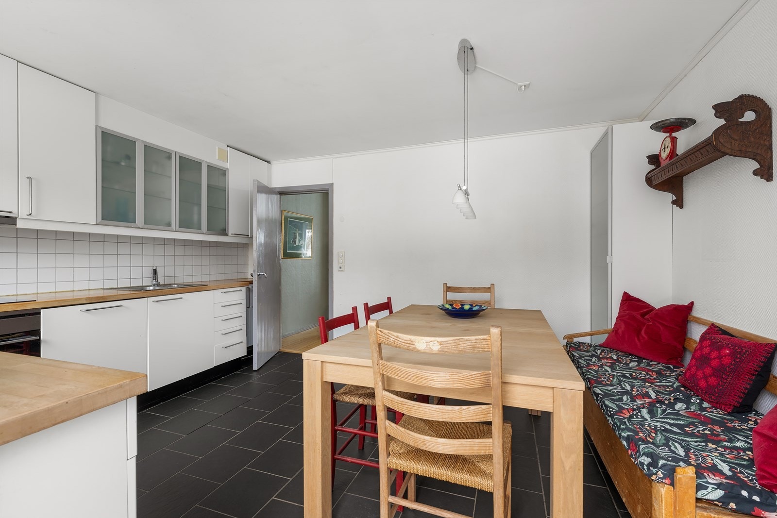 Kjøkkenet har integrerte hvitevarer som oppvaskmaskin, komfyr, micro og platetopp. Galleribilde