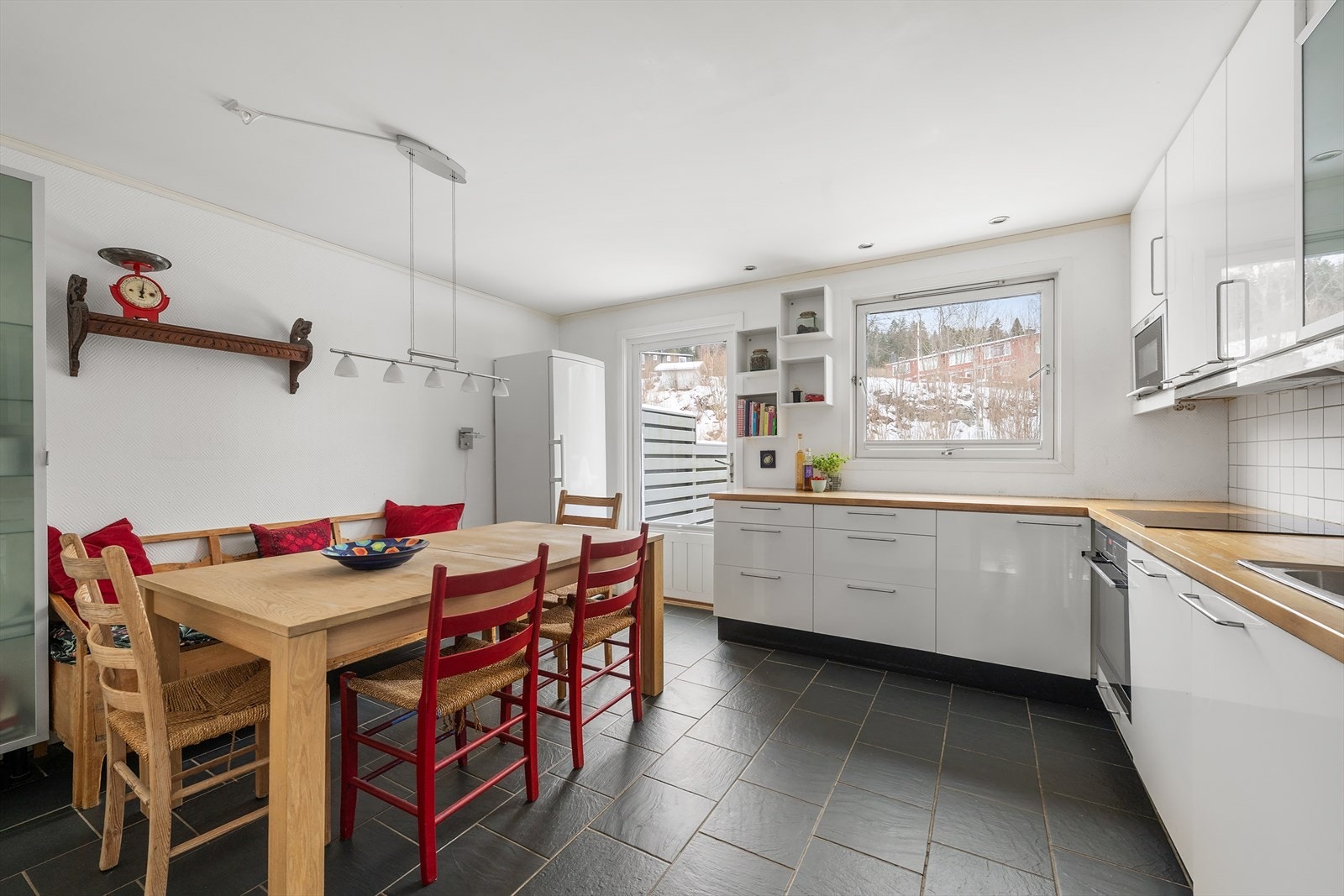 Innredningen består av glatte fronter, benkeplate i heltre og nedfelt stålvask. her er det også varmekabler i kjøkkengulvet. Galleribilde