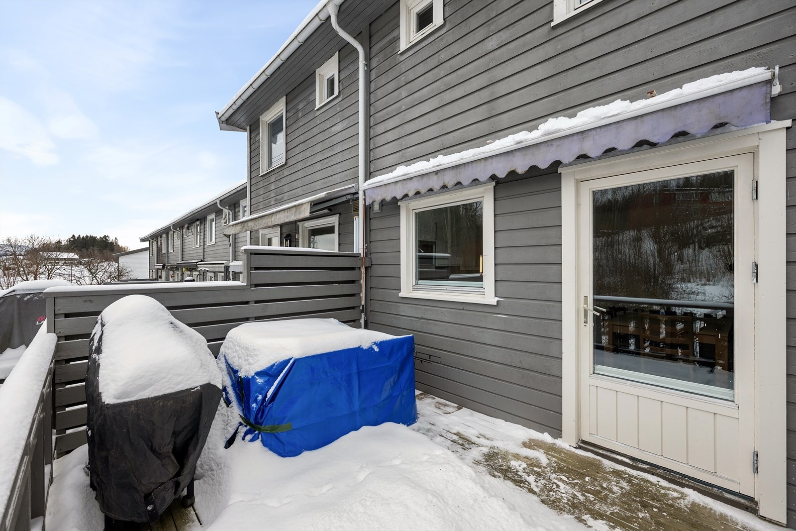 Den nordvestvendte terrassen på 14 m² er en fin forlengelse av kjøkkenet. Galleribilde