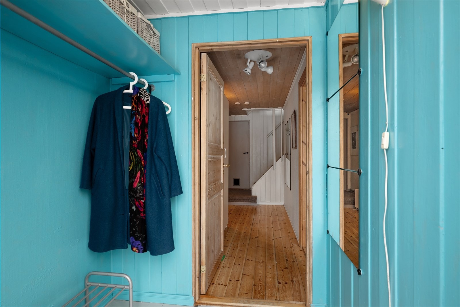 Vindfanget fungerer som en praktisk overgangssone med plass til yttertøy. Galleribilde