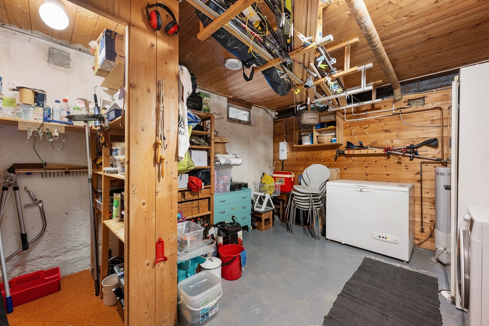 Underetasjen byr på rikelig med lagringsplass i to boder og et kott. Galleribilde