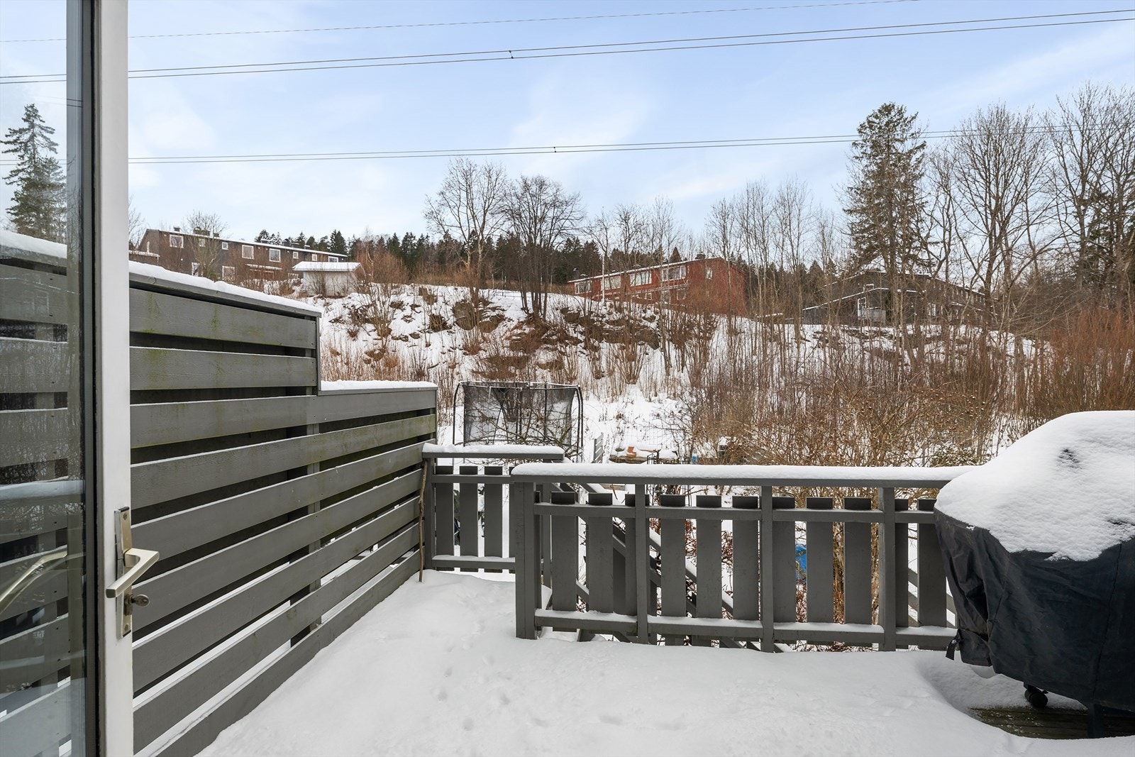 Fra kjøkkenet er det utgang til terrassen og hagen. Galleribilde