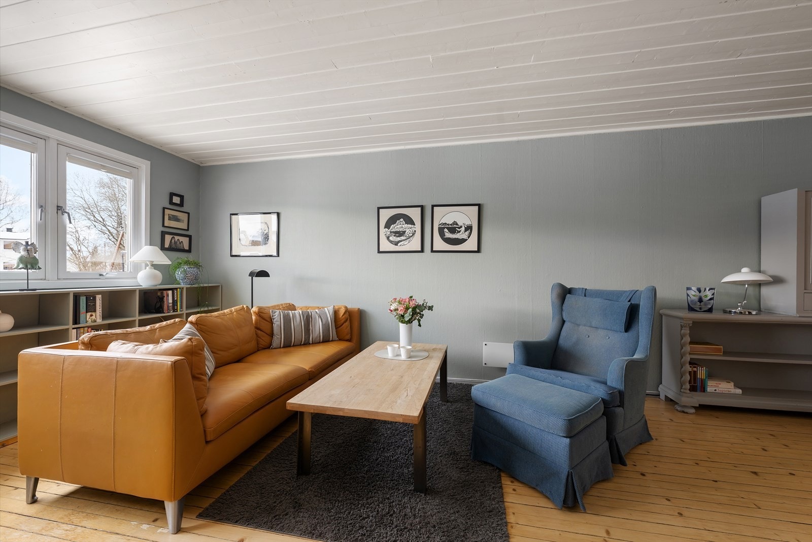 Rommet har god plass til både sofagruppe og annen møblering. Galleribilde