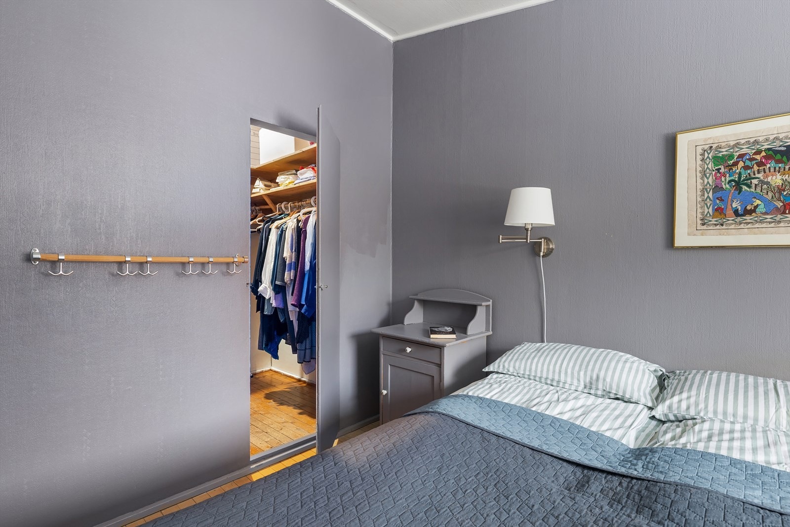 En praktisk løsning gir tilgang til et Walk In Closet. Galleribilde