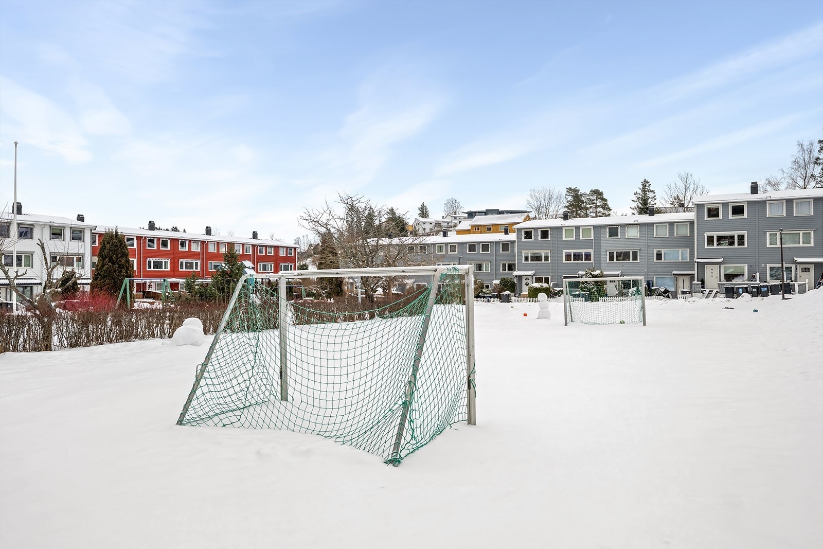 Store grøntområder med ballplass innbyr til lek og aktivitet rett utenfor døren. Galleribilde
