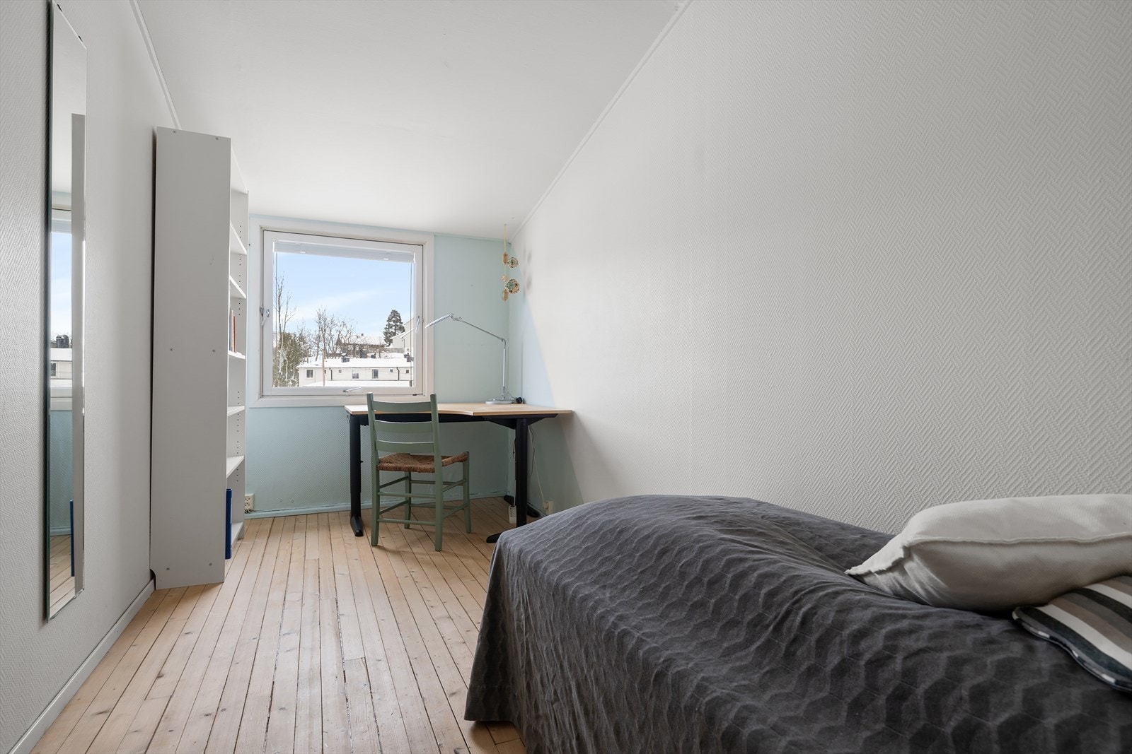 Det andre soverommet er lyst og egner seg godt som barnerom eller kontor. Galleribilde