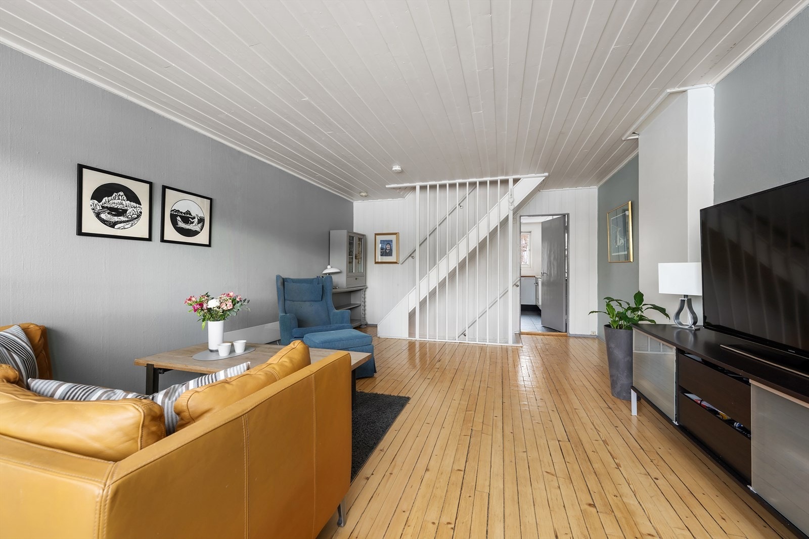 Den åpne løsningen mot trappen skaper en god romfølelse mellom etasjene. Galleribilde