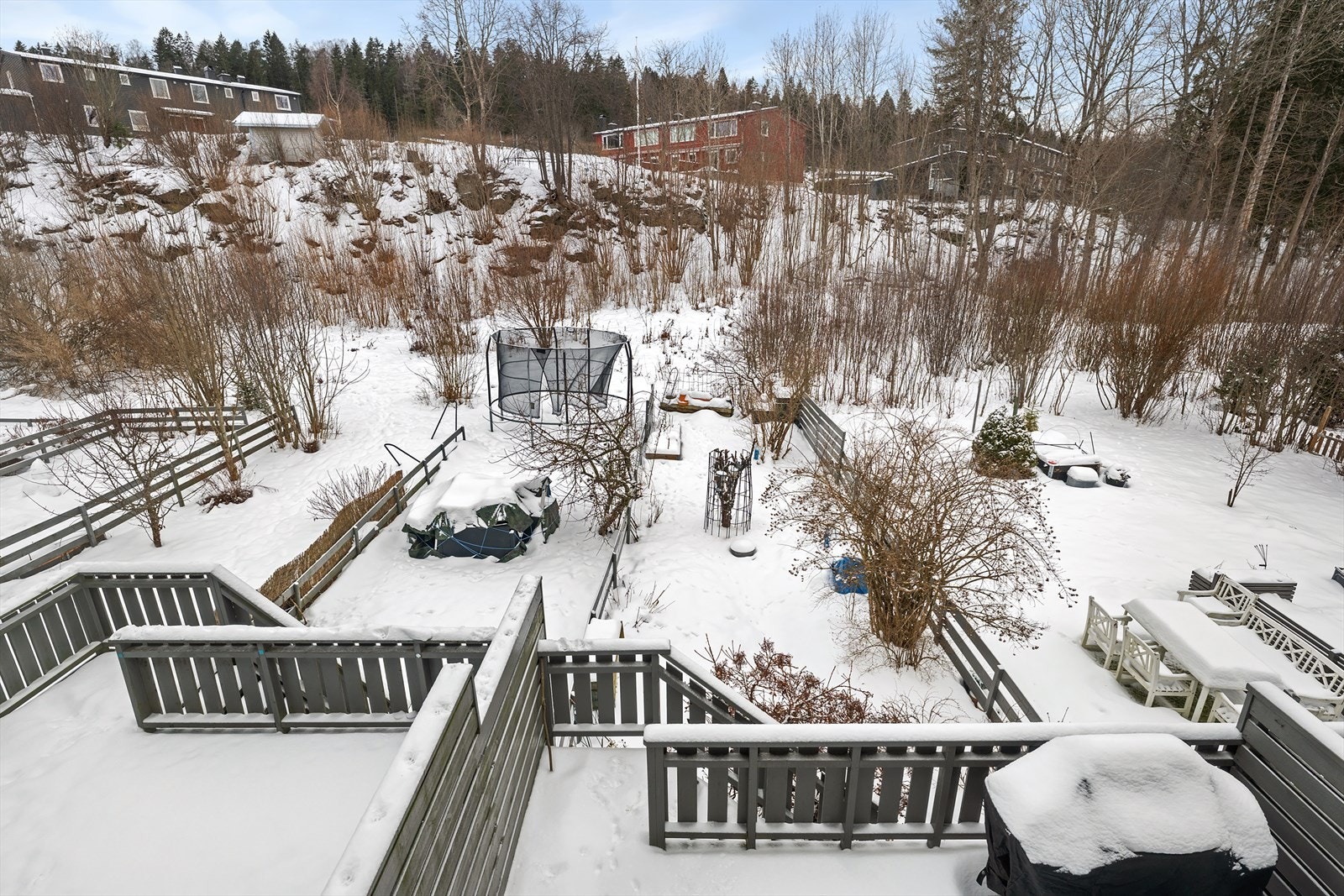 Fra terrassen fører en trapp ned til hagen. Galleribilde